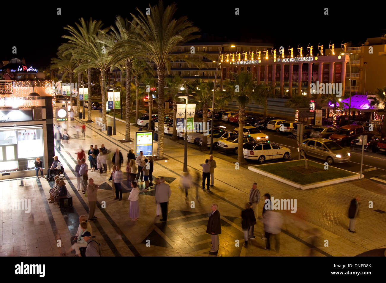 Il centro dello shopping e fontana illuminata di notte, Playa de Las Americas, Tenerife, Spagna Foto Stock