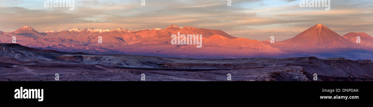 Il Cile, Antofagasta regione, il Deserto di Atacama, vista a Valle de la Luna di sunrise Foto Stock