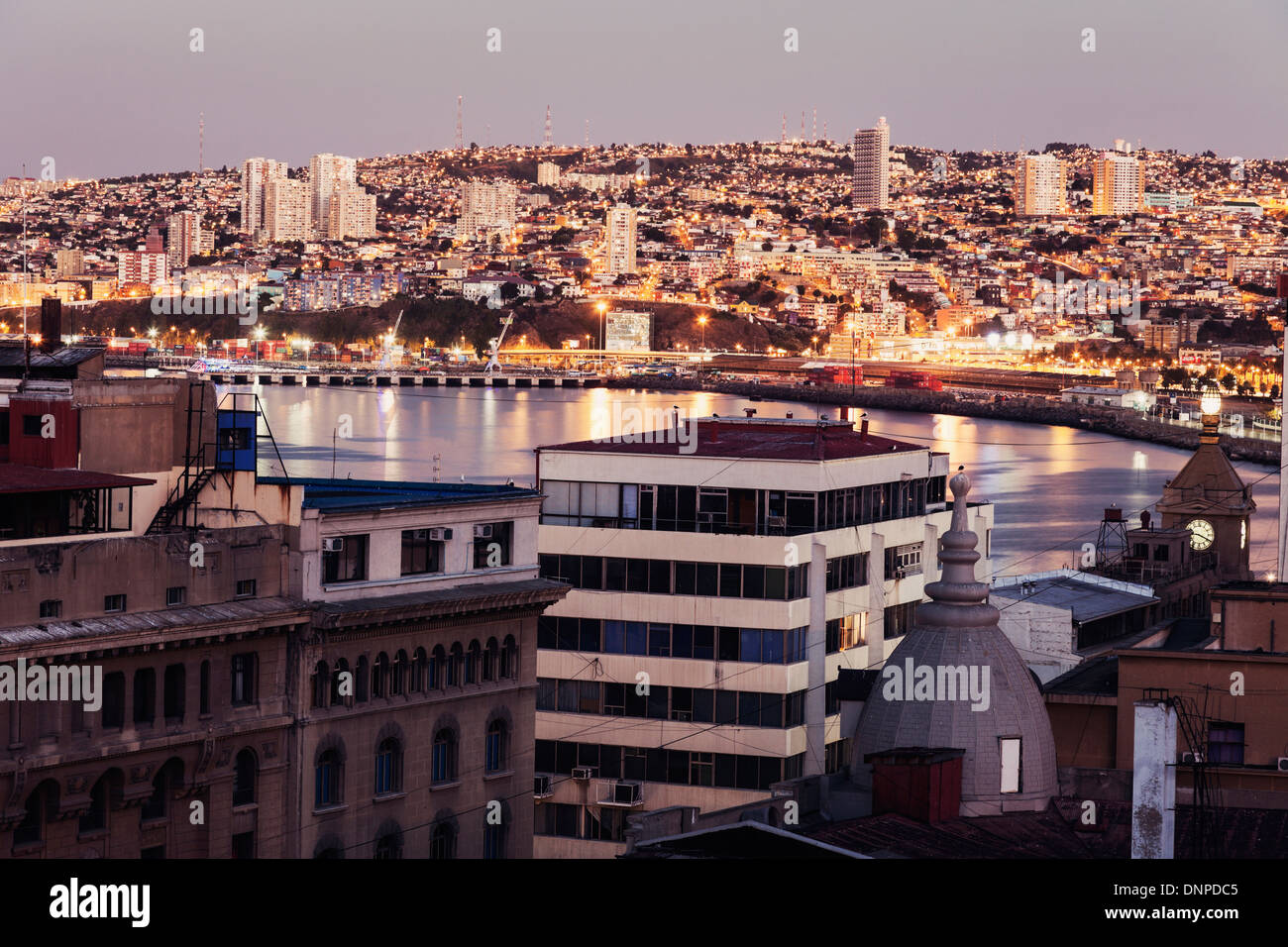 Il Cile, Valparaiso, Cityscape al tramonto Foto Stock