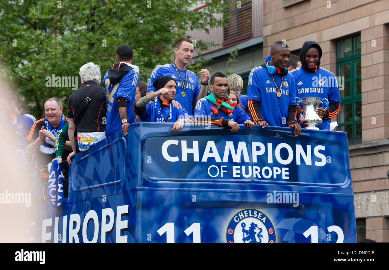 Chelsea giocatori e staff parade europea e F A tazze in un autobus aperto sul tetto verso il basso il Fulham Road Foto Stock