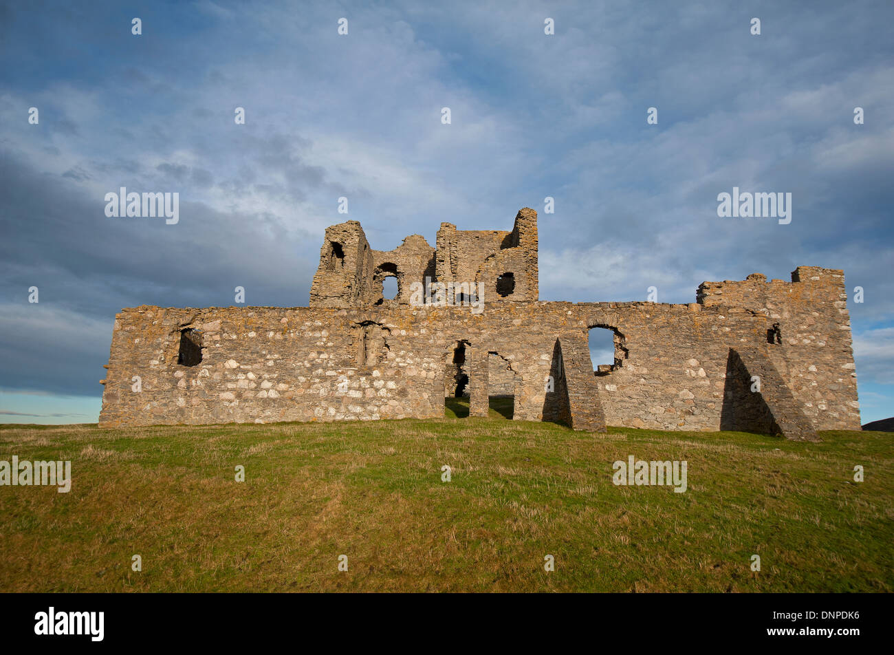 Il tetro hilltop le rovine del castello di Auchindoun vicino a Dufftown, Morayshire. Grampian regione. Foto Stock