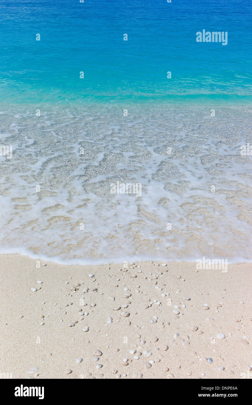 Spiaggia di sabbia bianca e blu turchese del mare Mediterraneo a Myrtos Beach, Cefalonia, Grecia Foto Stock