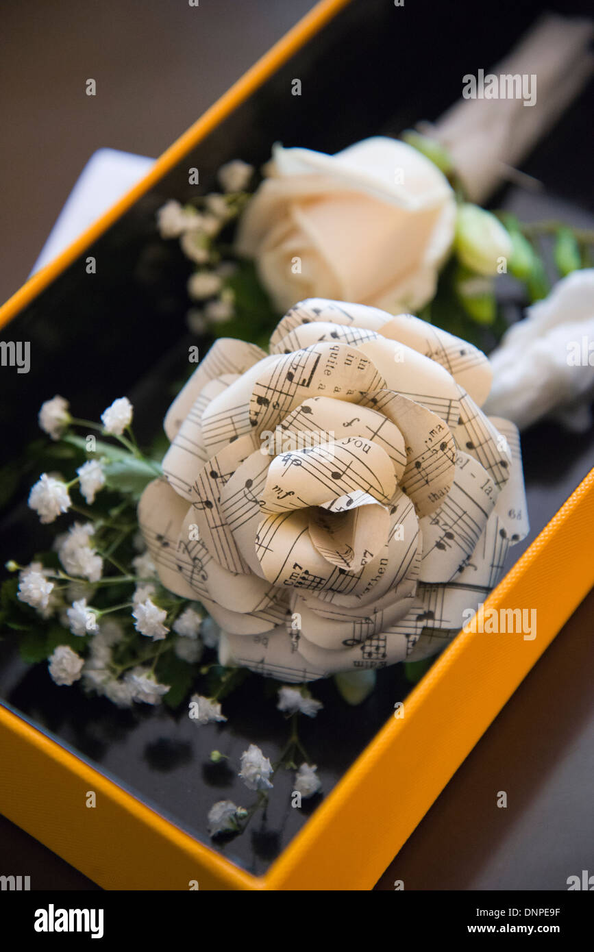 Fiori di matrimonio in una casella gialla fatta di carta da musica. Foto Stock