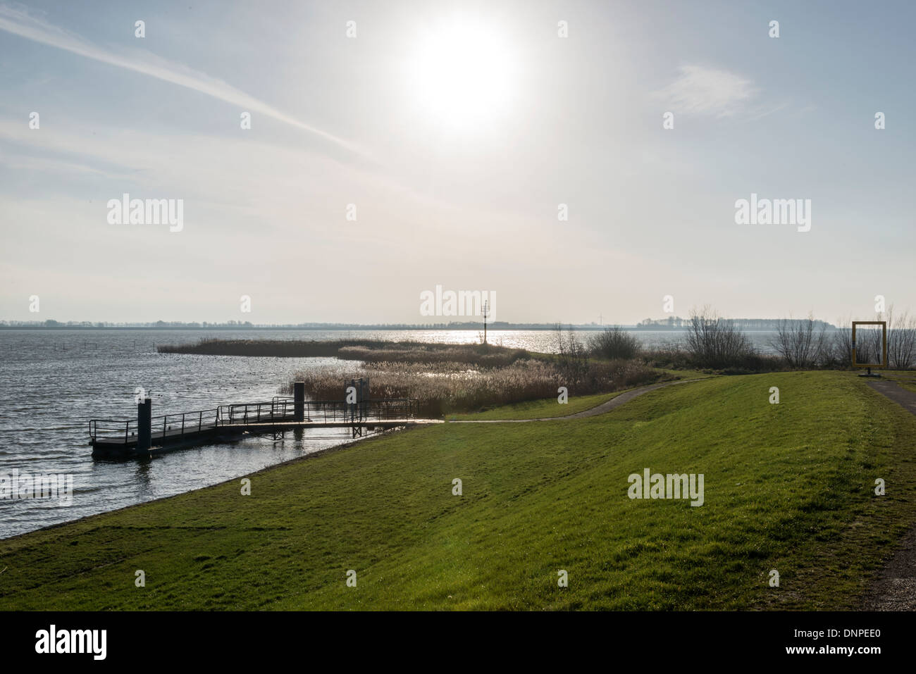 Sunshine over dutch lago Ijsselmeer nel nord dell'Olanda Foto Stock