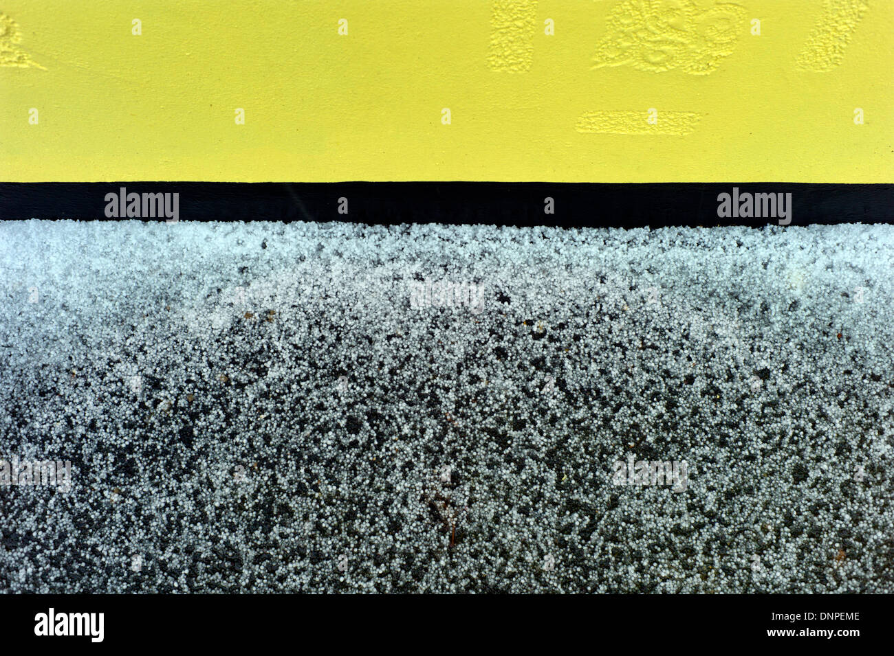 Thaxted, Essex, Regno Unito . 03 gen 2014. Pietre di grandine dopo la tempesta di Thaxted, Essex, Inghilterra, Regno Unito. 3-1-2014 La temperatura è scesa da oltre 11 gradi a zero in meno di 20 secondi come una tempesta di grandine spazzato attraverso parti dell'Inghilterra orientale oggi. Credito: BRIAN HARRIS/Alamy Live News Foto Stock