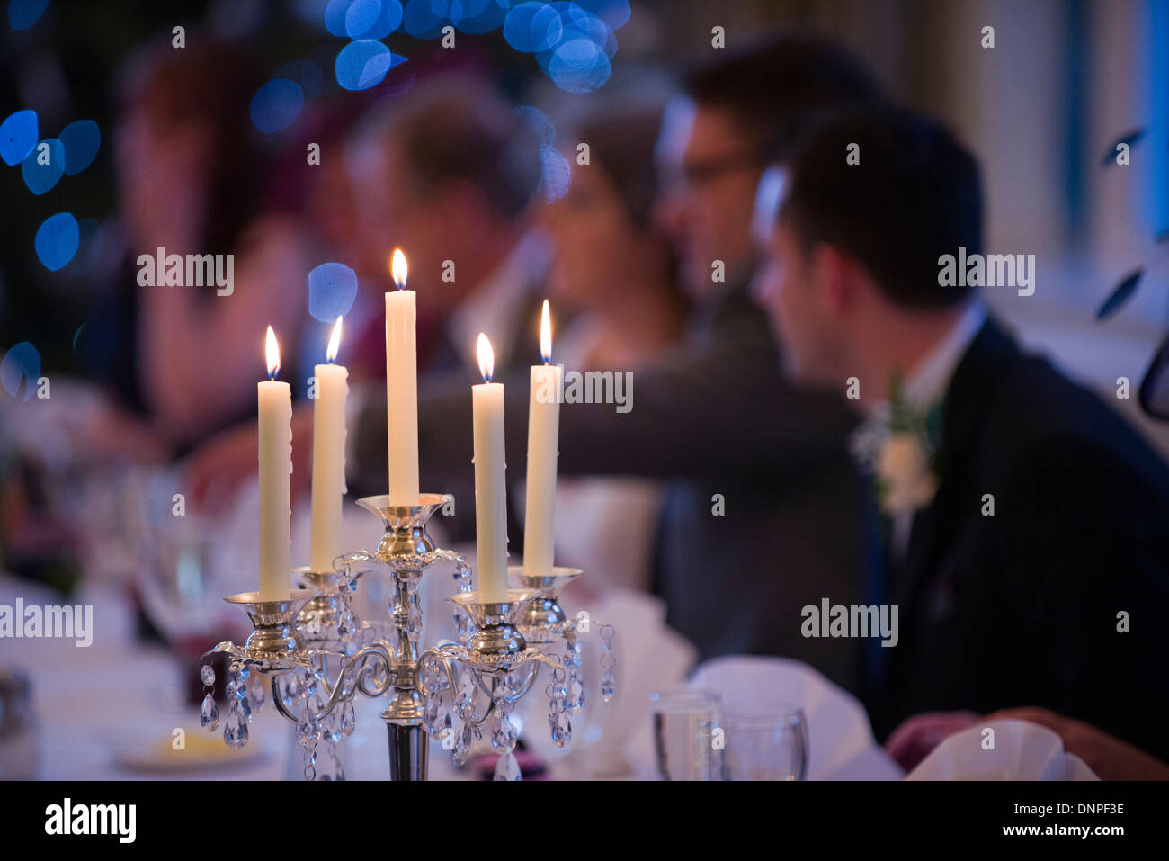 Candelabro a un ricevimento di nozze, funzione occasione, bit di un fare, persone felici, celebrazione, fiamma, pericolo, luci Foto Stock
