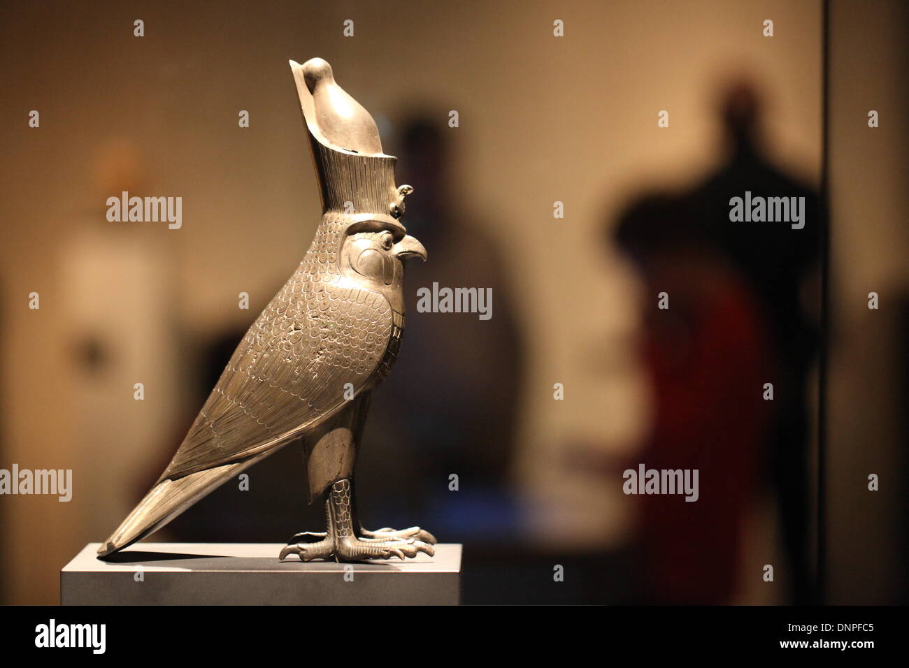 Monaco di Baviera, Germania. 29 Dic, 2013. Un figurine del falco Horus è raffigurato presso il Museo Statale di Arte Egizia a Monaco di Baviera, Germania, 29 dicembre 2013. Foto: SUSANNAH V. VERGAU/dpa (ATTENZIONE: solo uso editoriale)/dpa/Alamy Live News Foto Stock