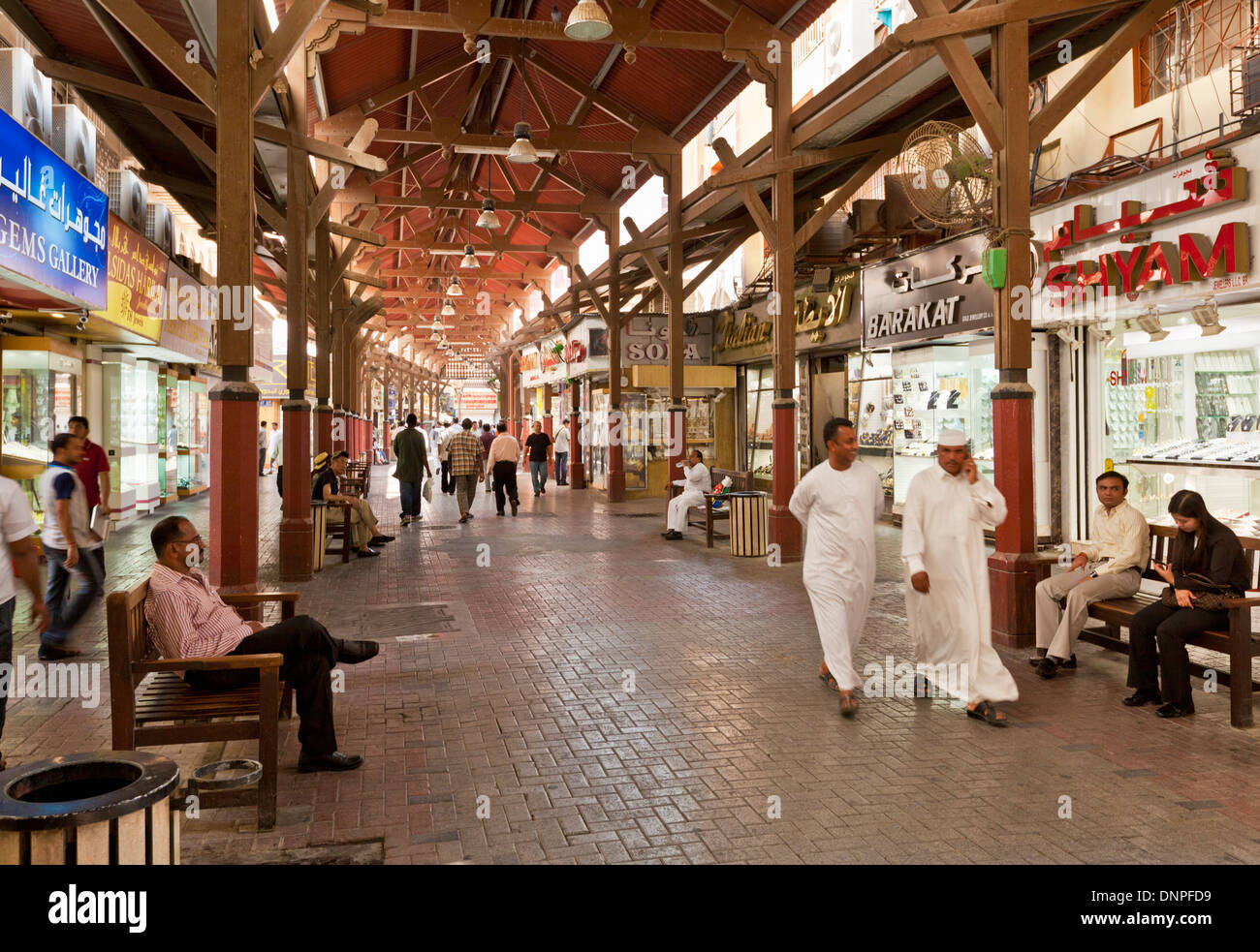I maschi arabi shopping, Gold Souk Mercato, Deira, Dubai, Emirati Arabi Uniti, Emirati arabi uniti Foto Stock