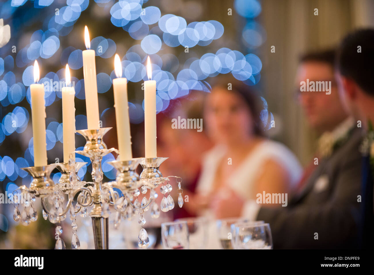 Candelabro a un ricevimento di nozze, funzione occasione, bit di un fare, persone felici, celebrazione, fiamma, pericolo, luci, wedding Foto Stock