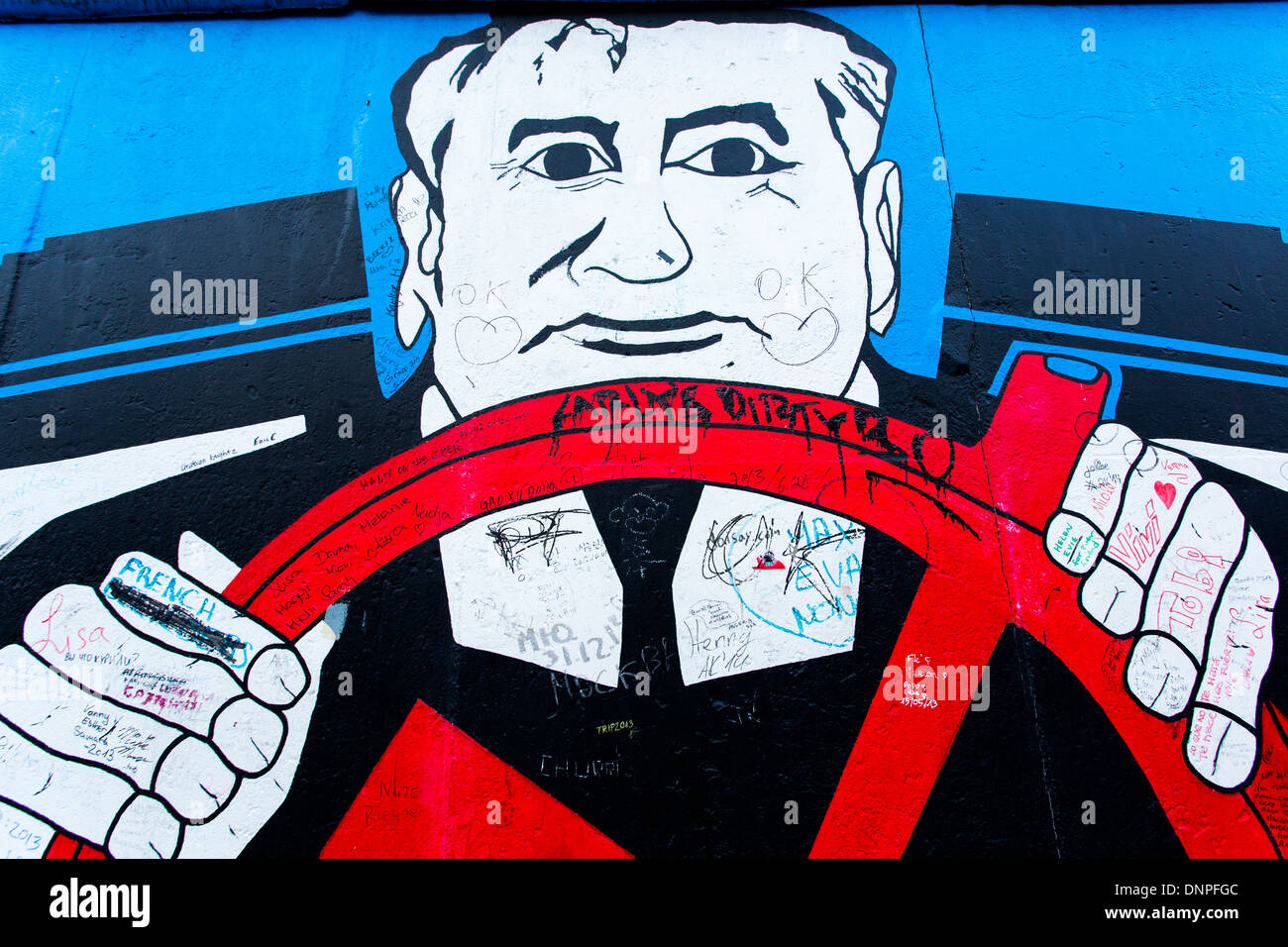 06/12/2013 un murale di Georg Lutz raffigura ex leader sovietico Mikhail Gorbaciov la guida. Berlino, Germania Foto Stock