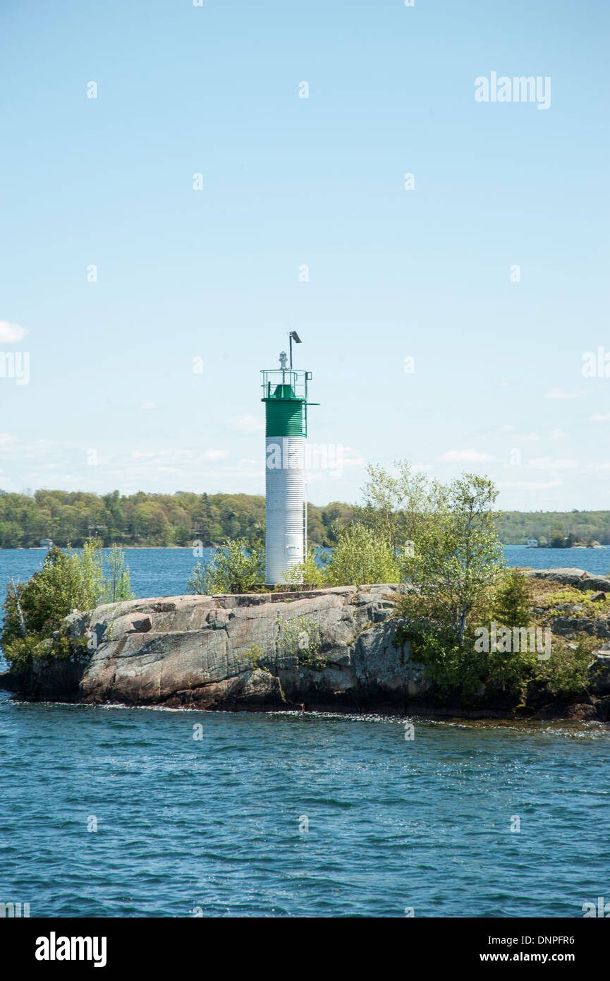 Piccolo Faro o Luce faro sulla piccola isola in mille isole sul fiume San Lorenzo, Ontario e New York Foto Stock