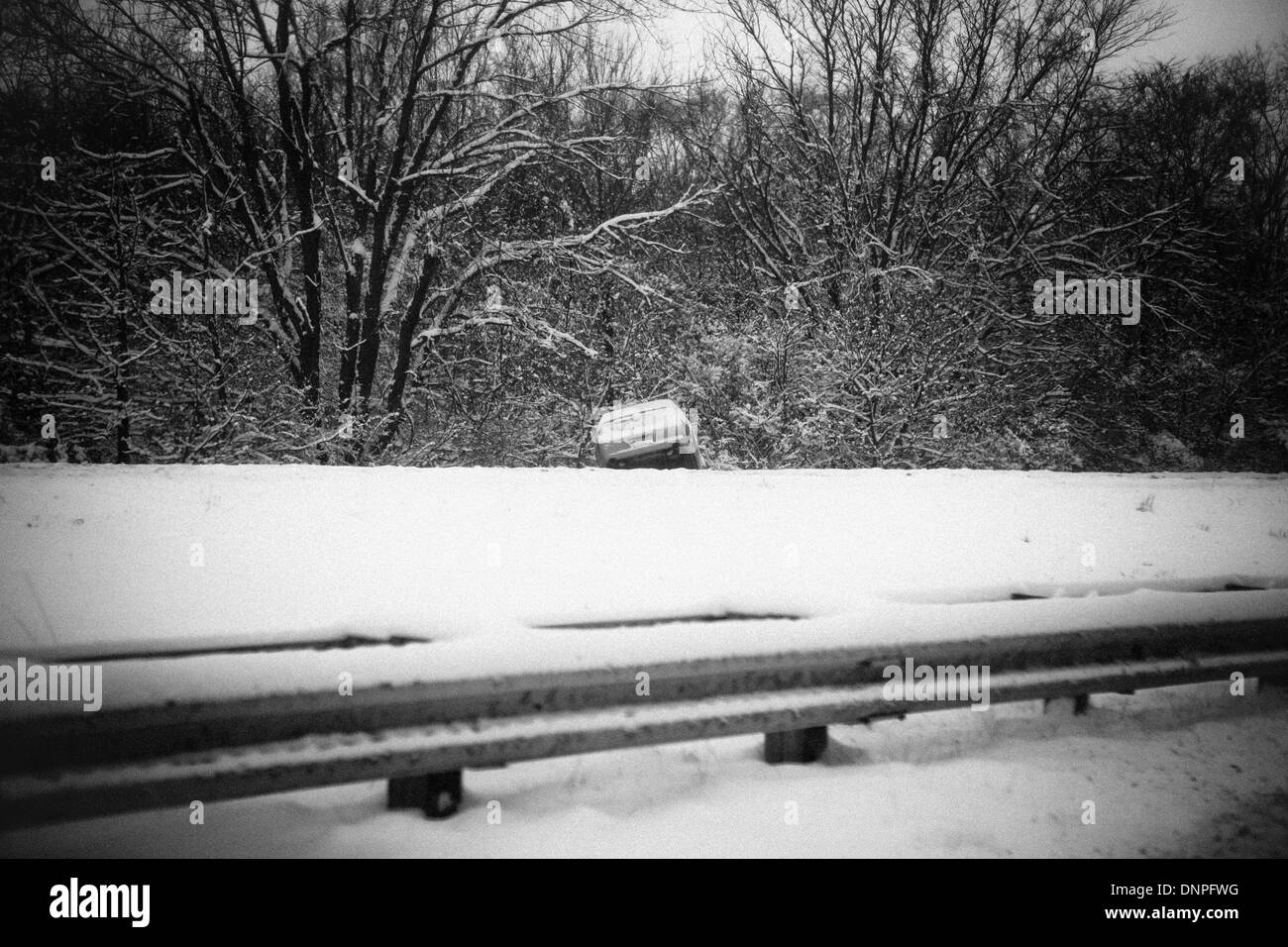 Bloomington, Indiana, Stati Uniti d'America. 01 gen 2014. Far scorrere off - ind. 37. Il congelamento temeratures e coperta di neve Indiana con temperature sottozero e neve più attesi nel corso del fine settimana. Credito: Jeremy Hogan/Alamy Live News Foto Stock