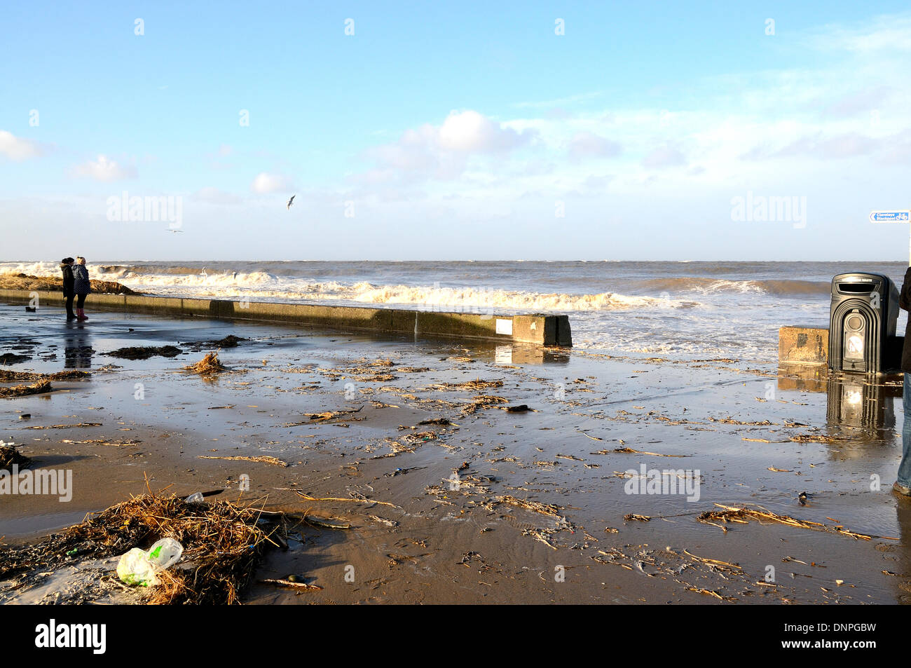 Fleetwood, nel Lancashire, 3 gennaio, 2014. . Lungomare inferiore sotto il diluvio da più elevati rispetto al normale alta marea e lavato fino detriti. Credito: Mathew Monteith/Alamy Live News Foto Stock
