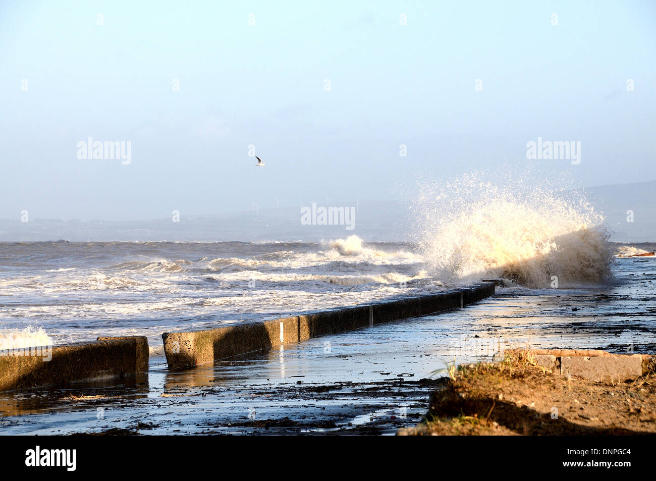 Fleetwood, nel Lancashire, 3 gennaio, 2014. . Lungomare inferiore sotto il diluvio da più elevati rispetto al normale alta marea e lavato fino detriti. Credito: Mathew Monteith/Alamy Live News Foto Stock