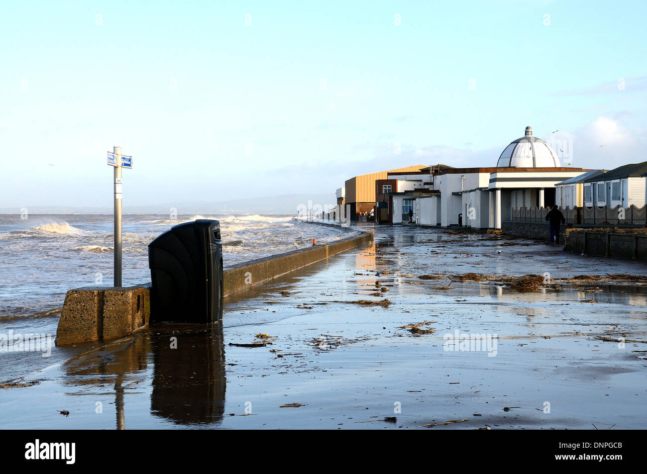 Fleetwood, nel Lancashire, 3 gennaio, 2014. . Lungomare inferiore sotto il diluvio da più elevati rispetto al normale alta marea e lavato fino detriti. Credito: Mathew Monteith/Alamy Live News Foto Stock