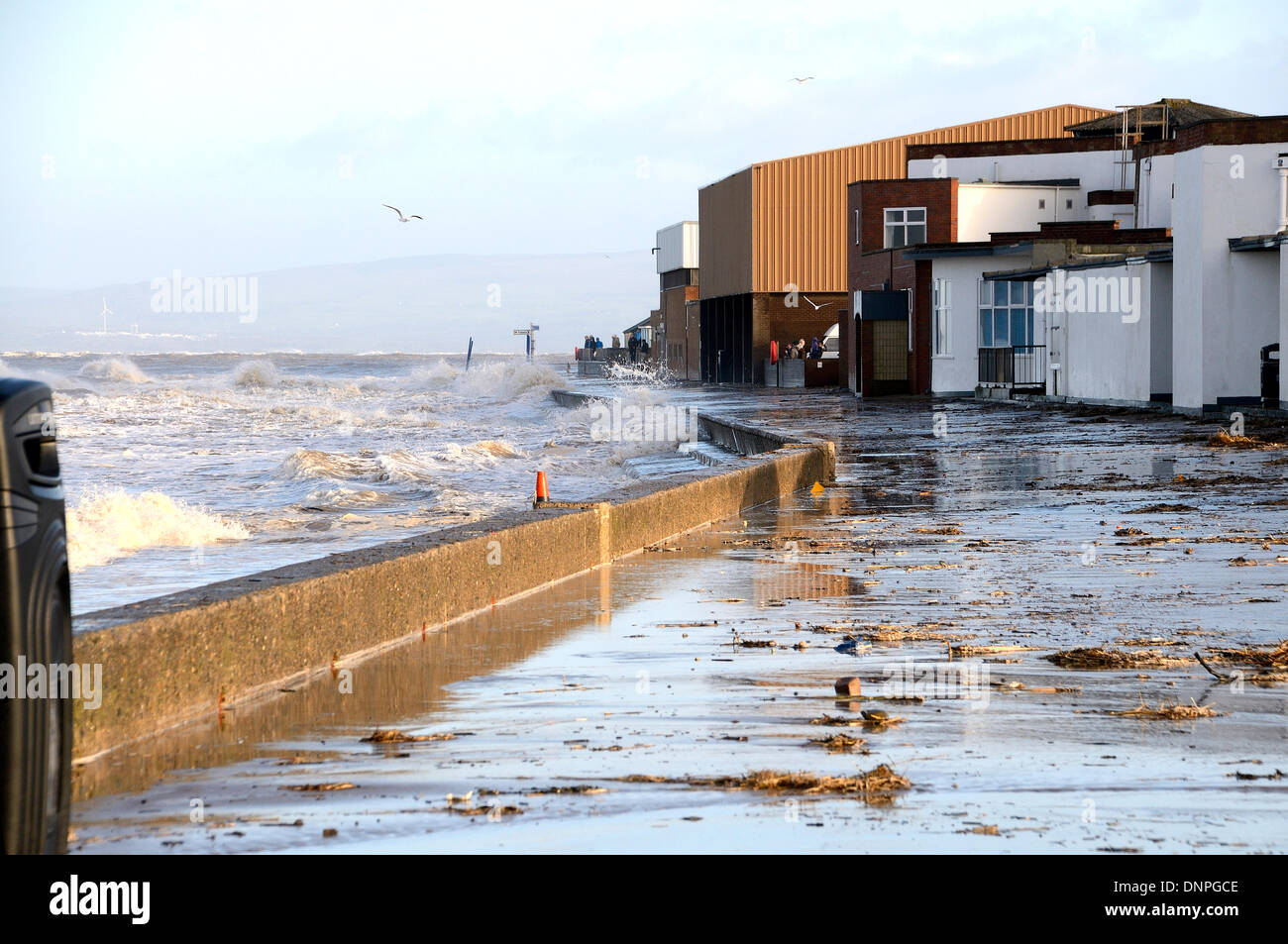 Fleetwood, nel Lancashire, 3 gennaio, 2014. . Lungomare inferiore sotto il diluvio da più elevati rispetto al normale alta marea e lavato fino detriti. Credito: Mathew Monteith/Alamy Live News Foto Stock
