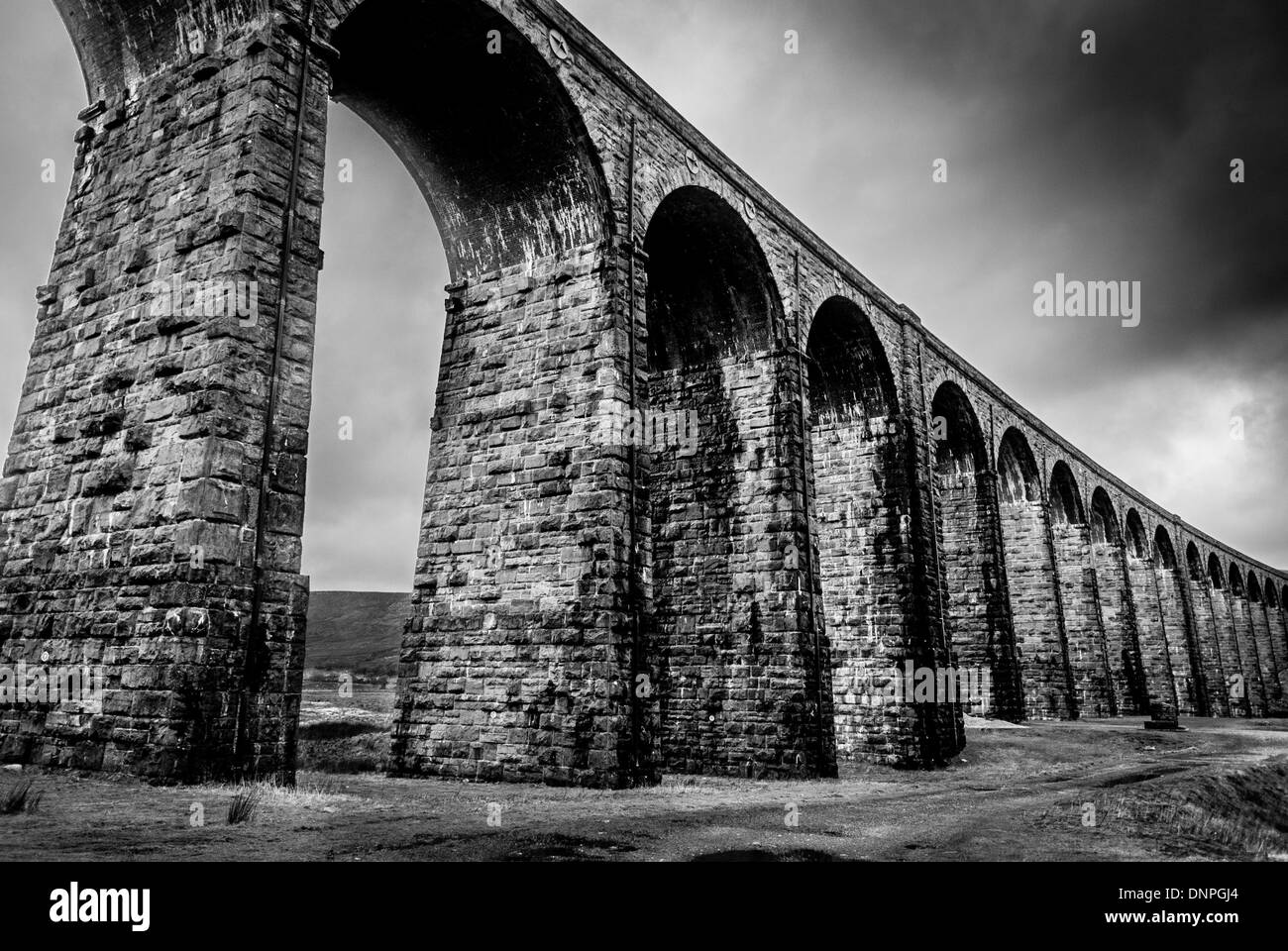 Ribblehead Viaduct, North Yorkshire girato da terra guardando verso l'alto. Originariamente chiamato viadotto della ferrovia di Batty Moss Foto Stock