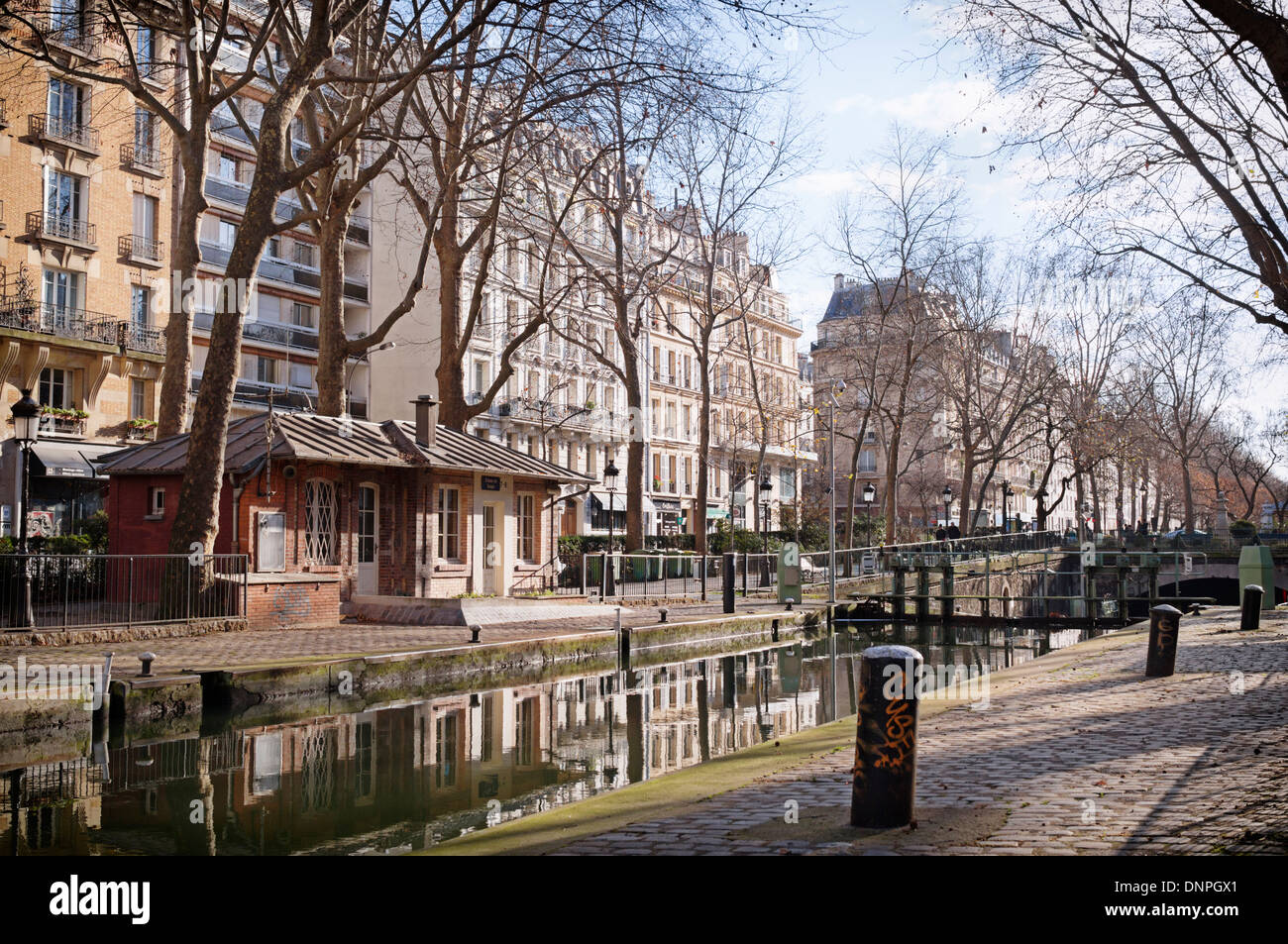 Parigi, Francia. Il Canal St Martin nel decimo arrondissement. Foto Stock