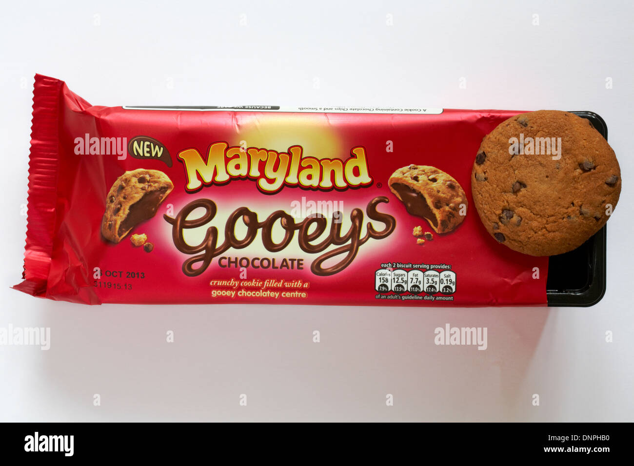 Nuovo Maryland Gooeys cioccolato biscotto croccante riempito con un gooey cioccolatata center con un cookie rimosso dal pacchetto isolato su sfondo bianco Foto Stock