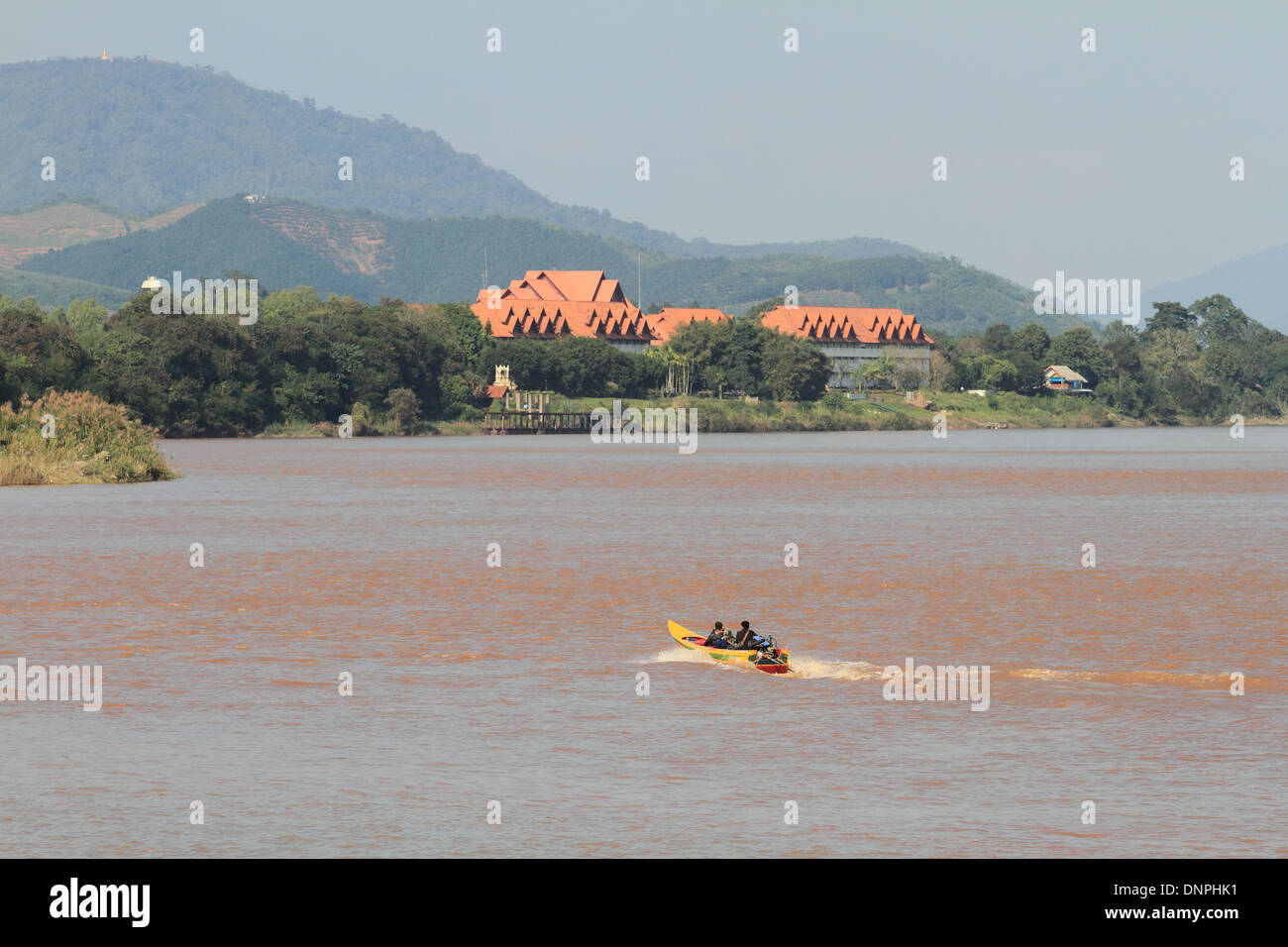 Longtail boat lungo il fiume Mekong, Foto Stock