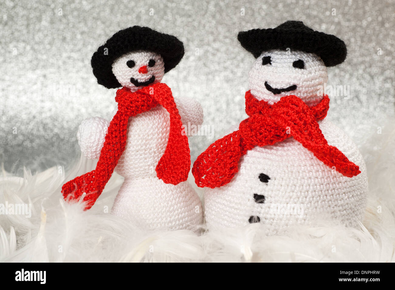 Due fatti a mano Crochet Natale pupazzi di neve Foto Stock