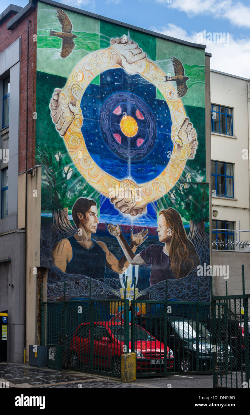 La pace murale in Belfast City Centre Foto Stock