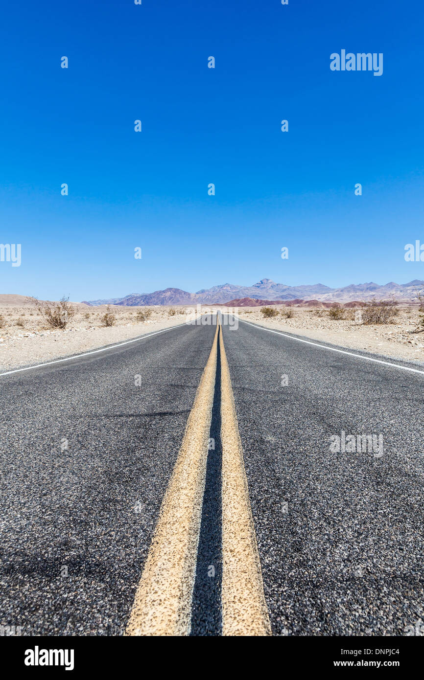 Prospettiva della strada nel mezzo della Valle della Morte del deserto, STATI UNITI D'AMERICA Foto Stock