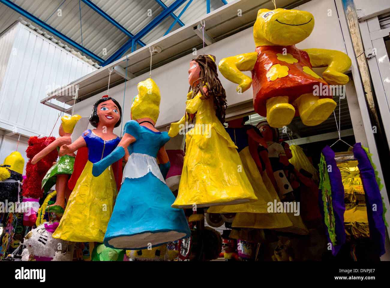 Personaggi Disney Piñata per vendita in Oaxaca, Messico. Foto Stock