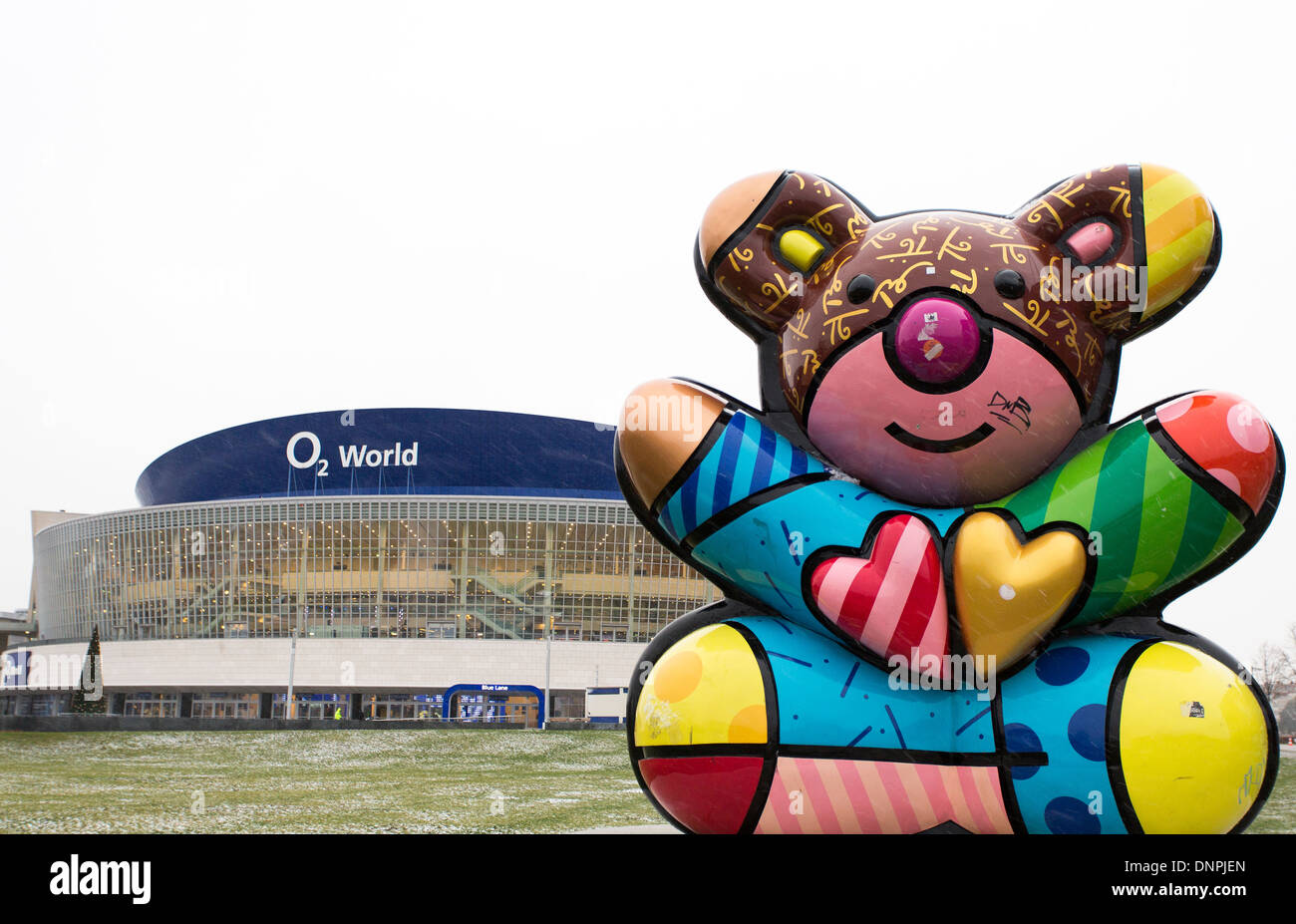 06/12/2013 O2 World e Buddy Bear. Berlino, Germania Foto Stock