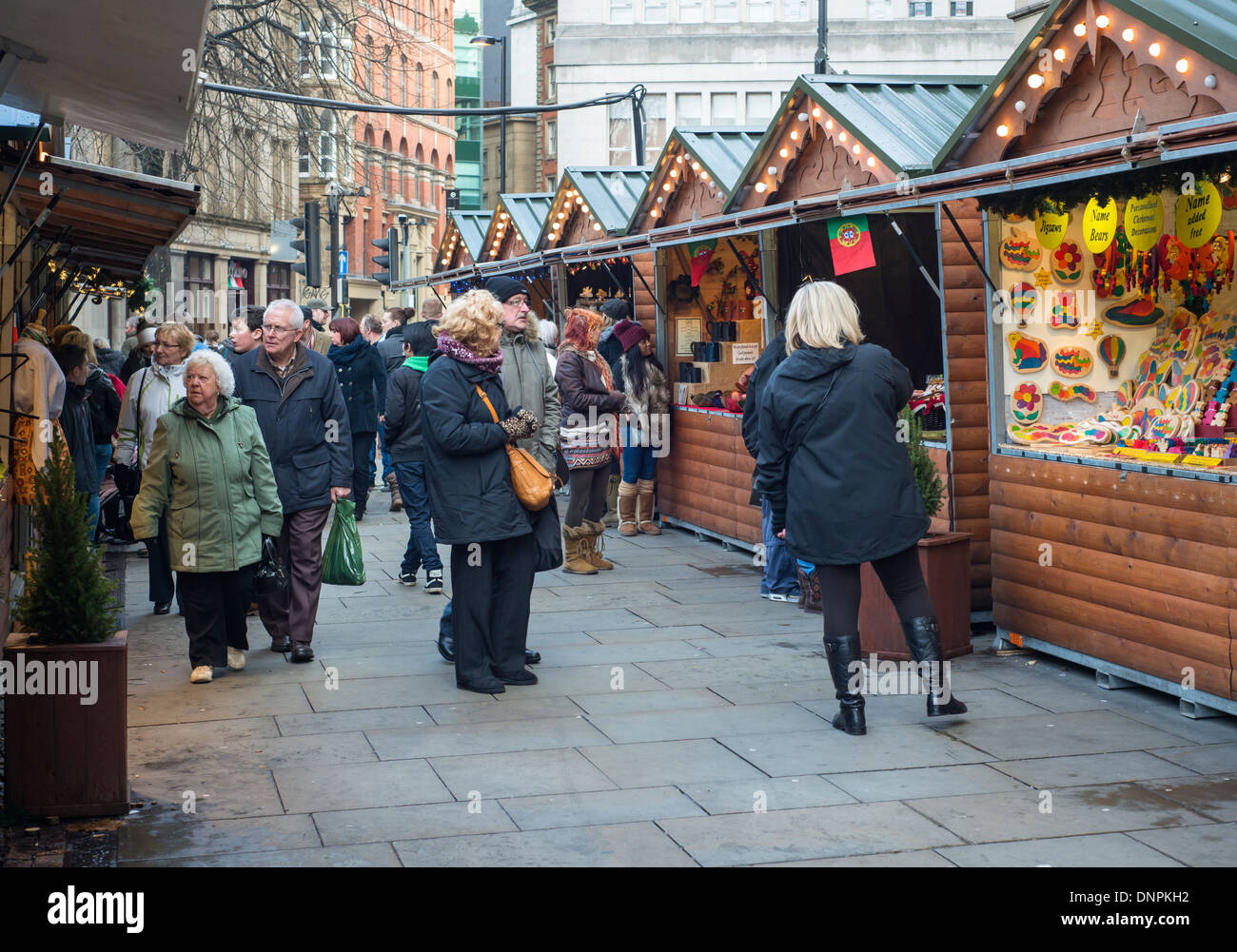 I visitatori a Manchester il mercatino di Natale in Inghilterra, Regno Unito Foto Stock