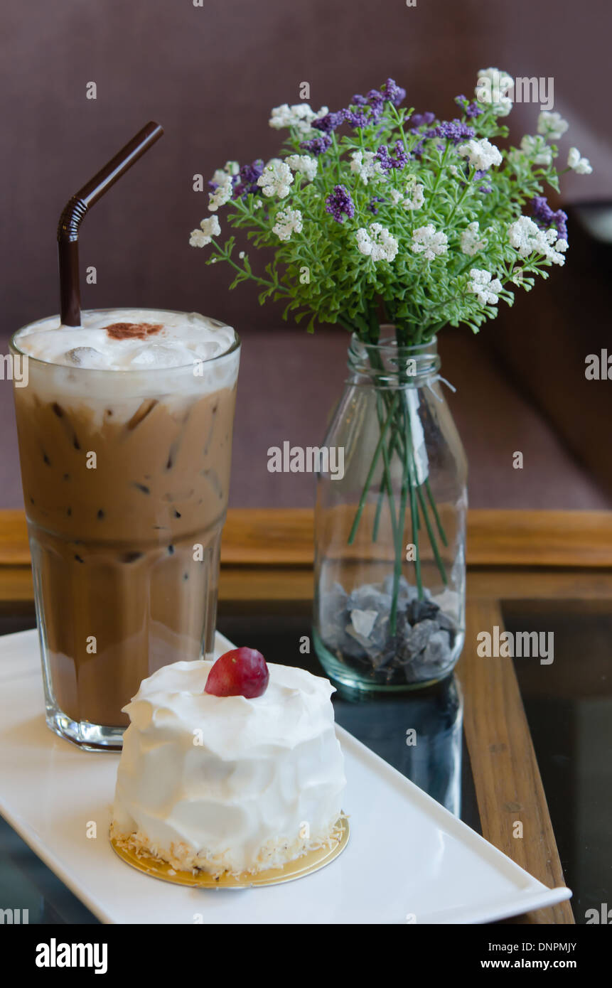 Giovani Torta al cocco con panna fresca e uva rossa Foto Stock