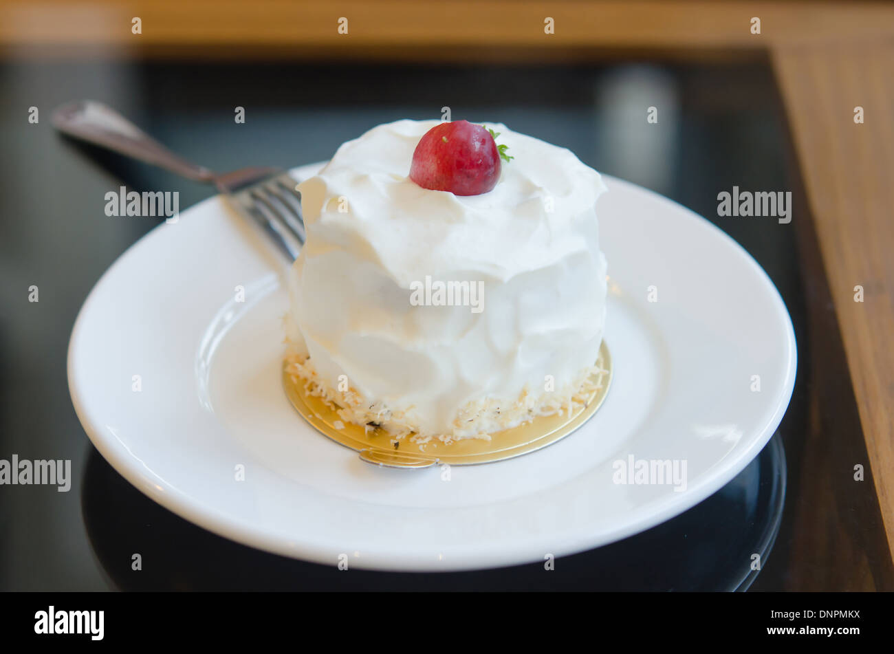 Giovani Torta al cocco con panna fresca e uva rossa Foto Stock