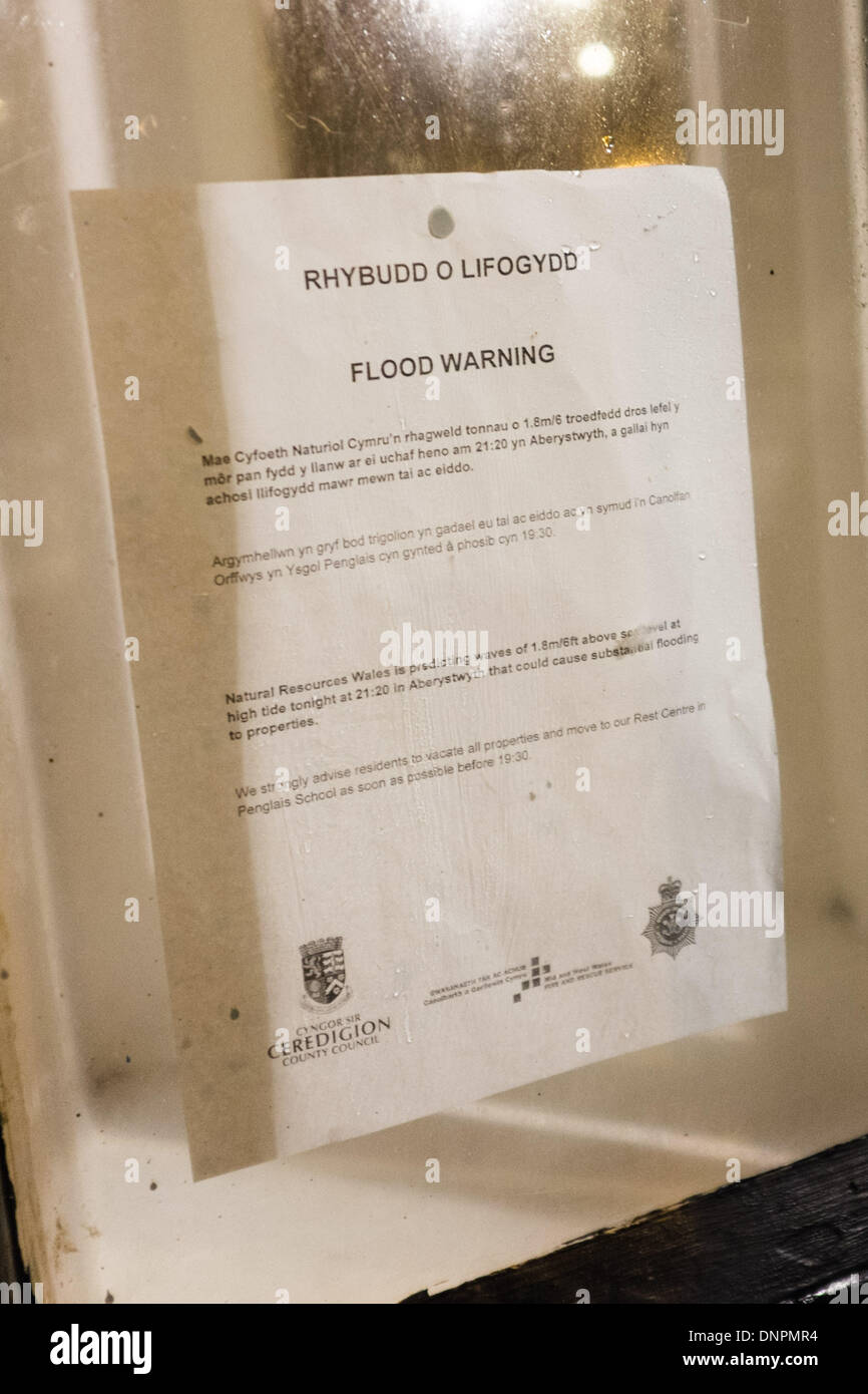 Aberystwyth Wales UK, venerdì 03 gennaio 2014 un avviso di raccomandare con nastro di evacuazione di una casa in Aberystwyth nella notte di una minaccia fuori da una forte tempesta surge seguenti consigli dalle autorità locali , le risorse naturali del Galles e polizia, alcuni dei Aberystwyth residenti erano stati evacuare verso le zone sicure come questa sera alta marea e le onde tempesta ha minacciato le loro case sul lungomare di grandi parti della città erano sotto la minaccia di inondazione all'altezza fuori la marea e picchi di marea stasera alle 21.30 fotografia ©keith morris Foto Stock