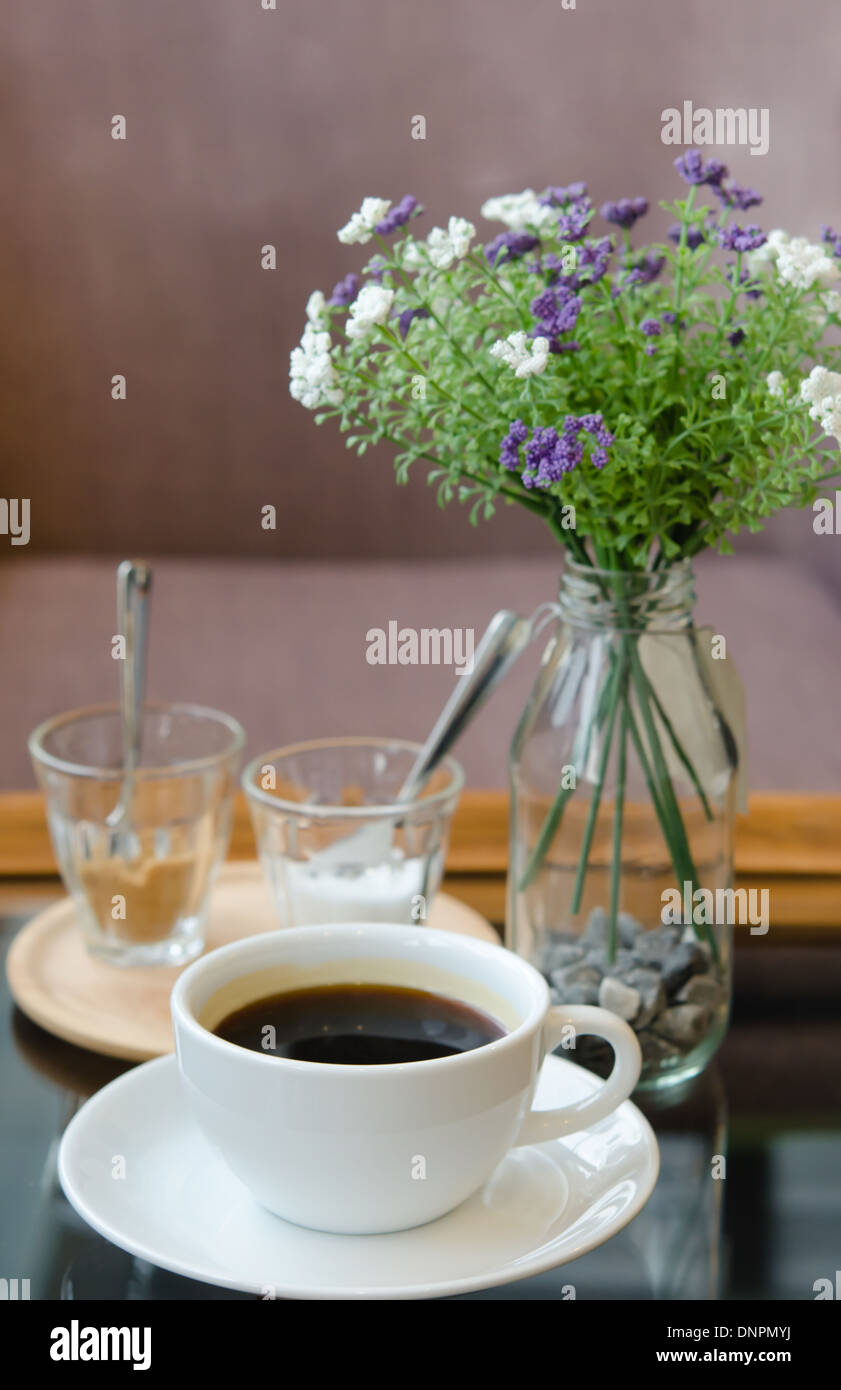 Tazza di caffè nero con zucchero e imitazioni di crema di latte Foto Stock