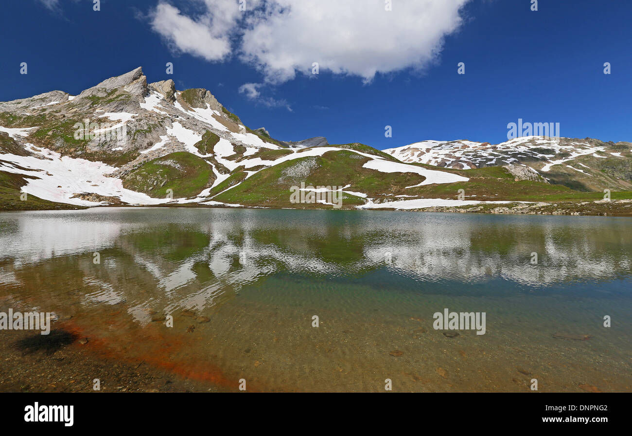 Lac de Mya. Paesaggio alpino, lago di riflessione; Vallée des Glaciers. Il Mont Blanc massiccio montuoso. Sulle Alpi francesi. Foto Stock