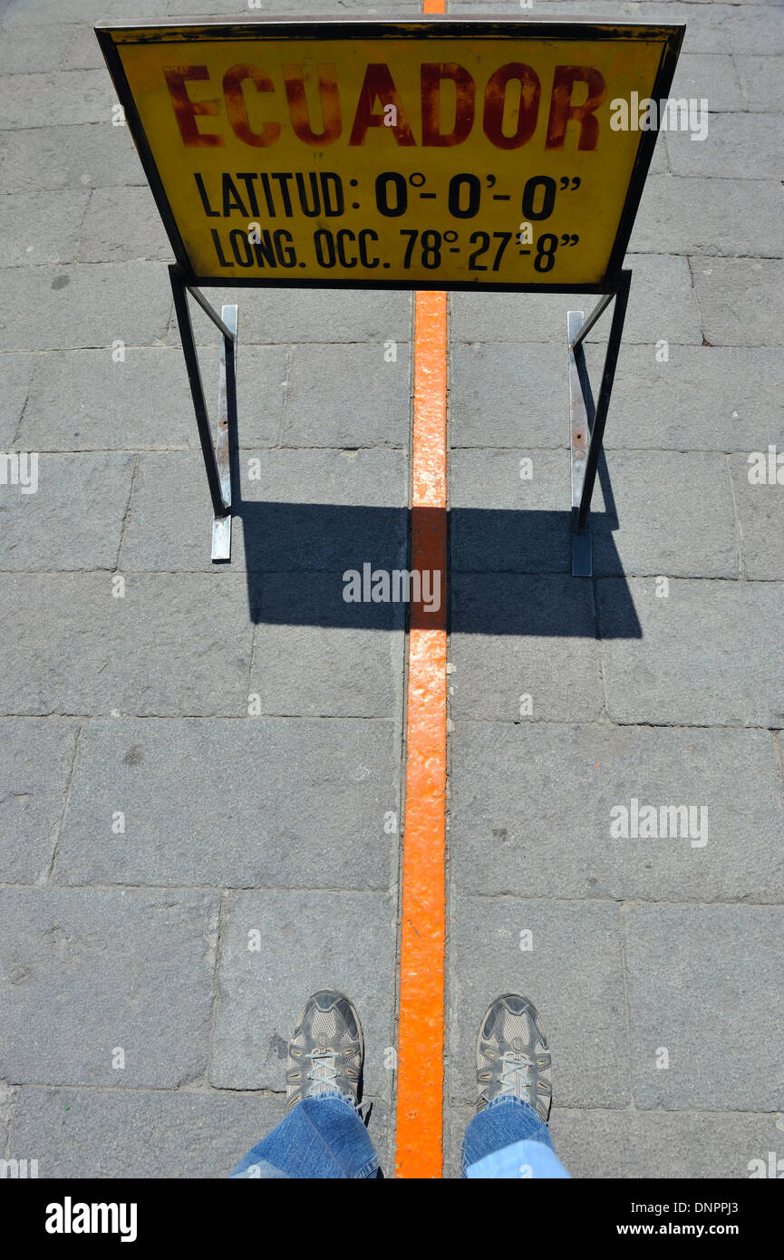 La linea arancione mostra equatore di Ciudad Mitad del Mundo (Middlle del mondo city), Pichincha la provincia, Ecuador Foto Stock