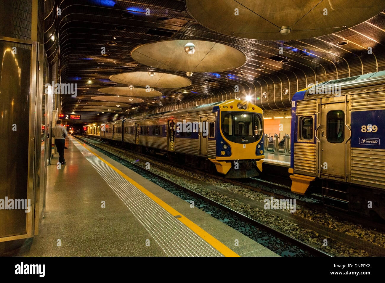 Stazione Britomart, Auckland, Nuova Zelanda, con treni in piedi sulla piattaforma. Un po' di rumore a causa di elevati ISO. Foto Stock