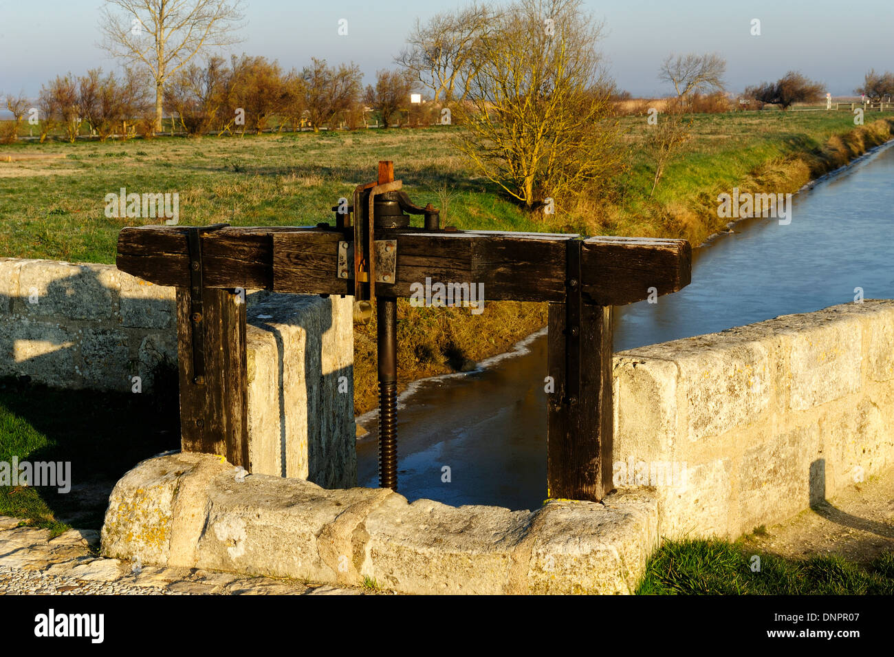 Stretto canale contenente acqua dal mare in Talmont sur Gironde in Charente-Maritime, Francia Foto Stock