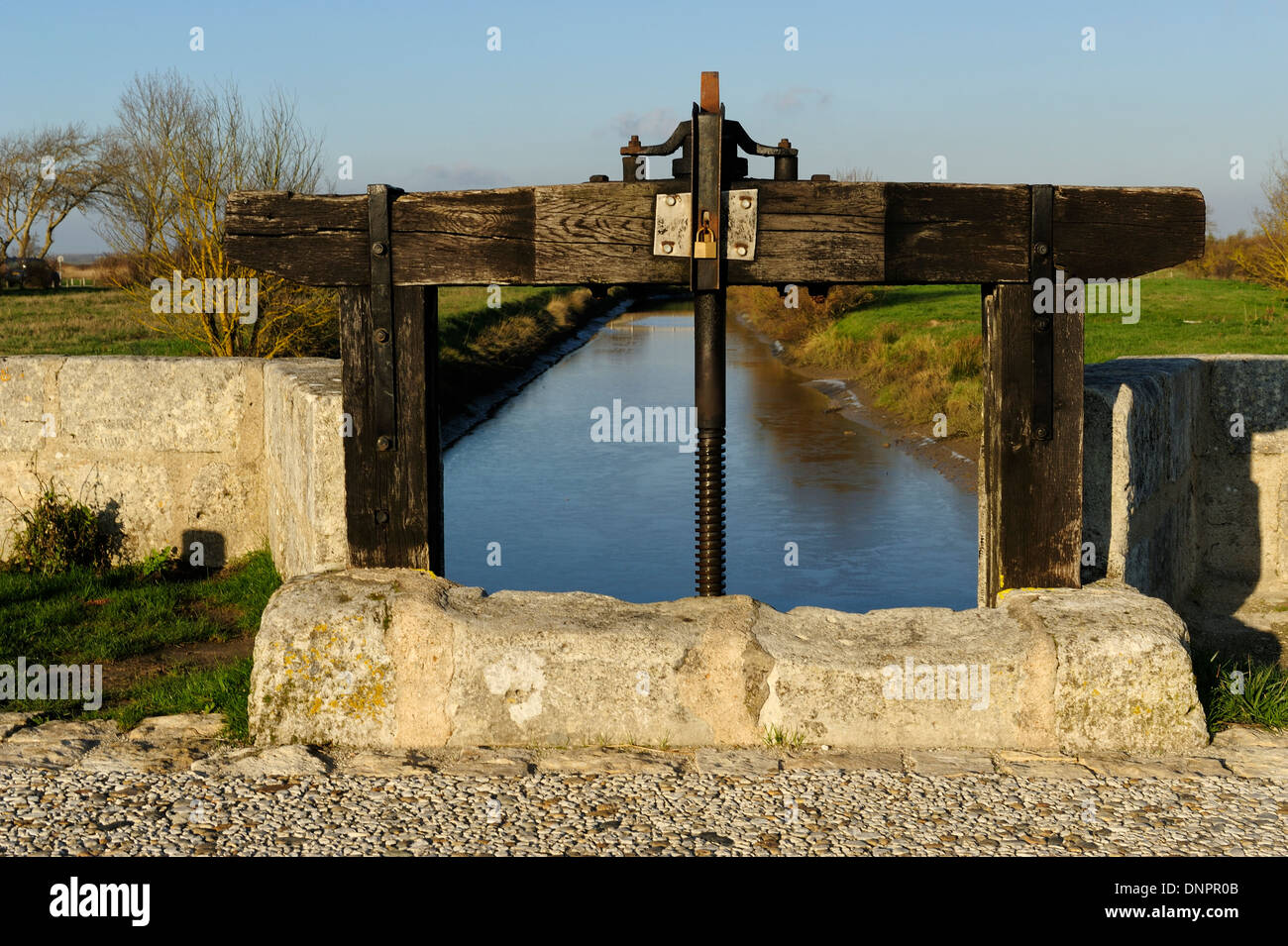 Stretto canale contenente acqua dal mare in Talmont sur Gironde in Charente-Maritime, Francia Foto Stock