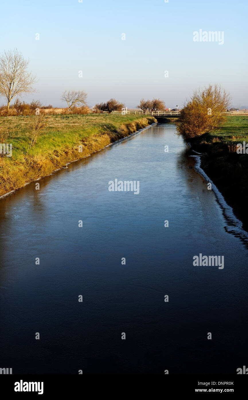 Stretto canale contenente acqua dal mare in Talmont sur Gironde in Charente-Maritime, Francia Foto Stock