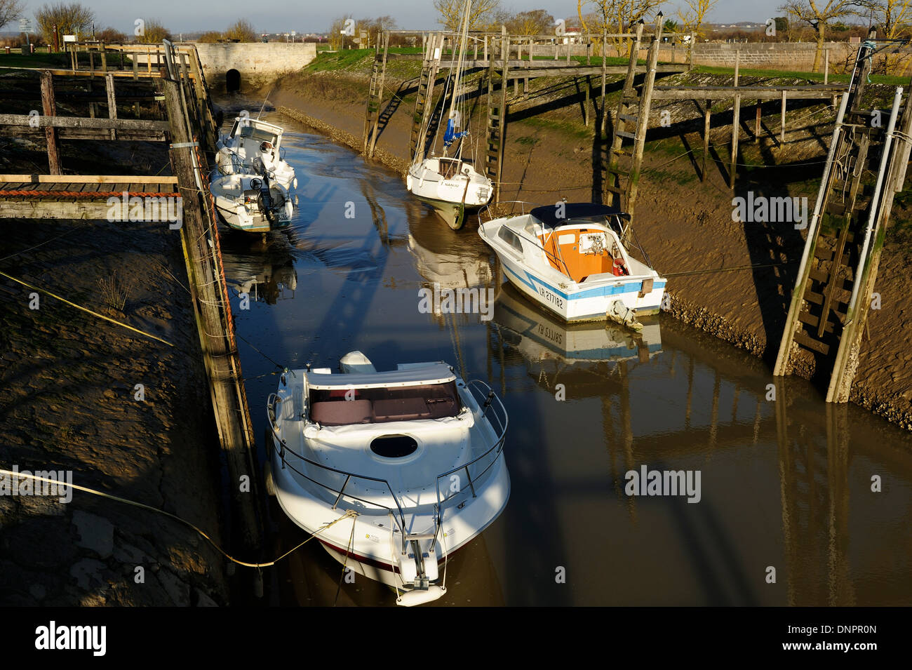 Stretto canale contenente acqua dal mare in Talmont sur Gironde in Charente-Maritime, Francia Foto Stock