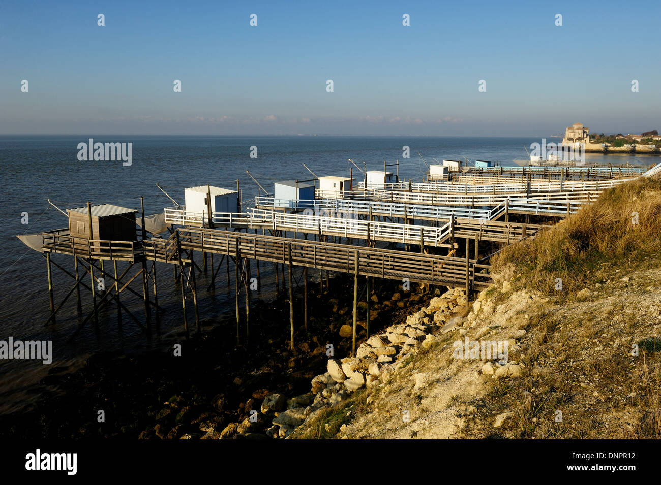 Cabine di pesca lungo estuario Gironde vicino Talmont sur Gironde in Charente-Maritime, Francia Foto Stock