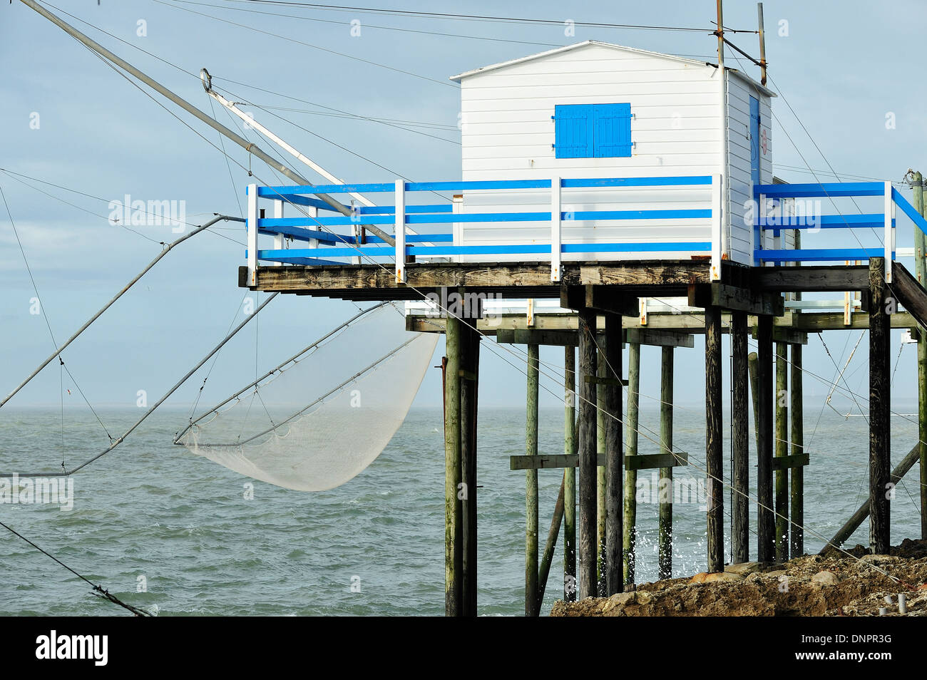 Cabine di pesca lungo estuario Gironde vicino a Saint palais sur Mer in Charente-Maritime, Francia Foto Stock