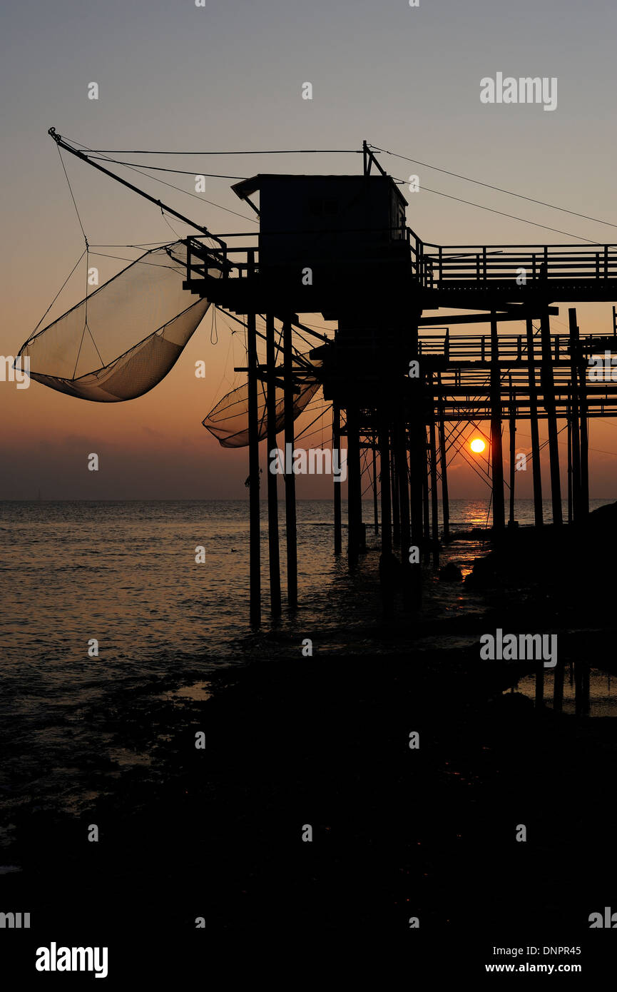 Cabine di pesca lungo estuario Gironde vicino a Saint palais sur Mer in Charente-Maritime, Francia Foto Stock