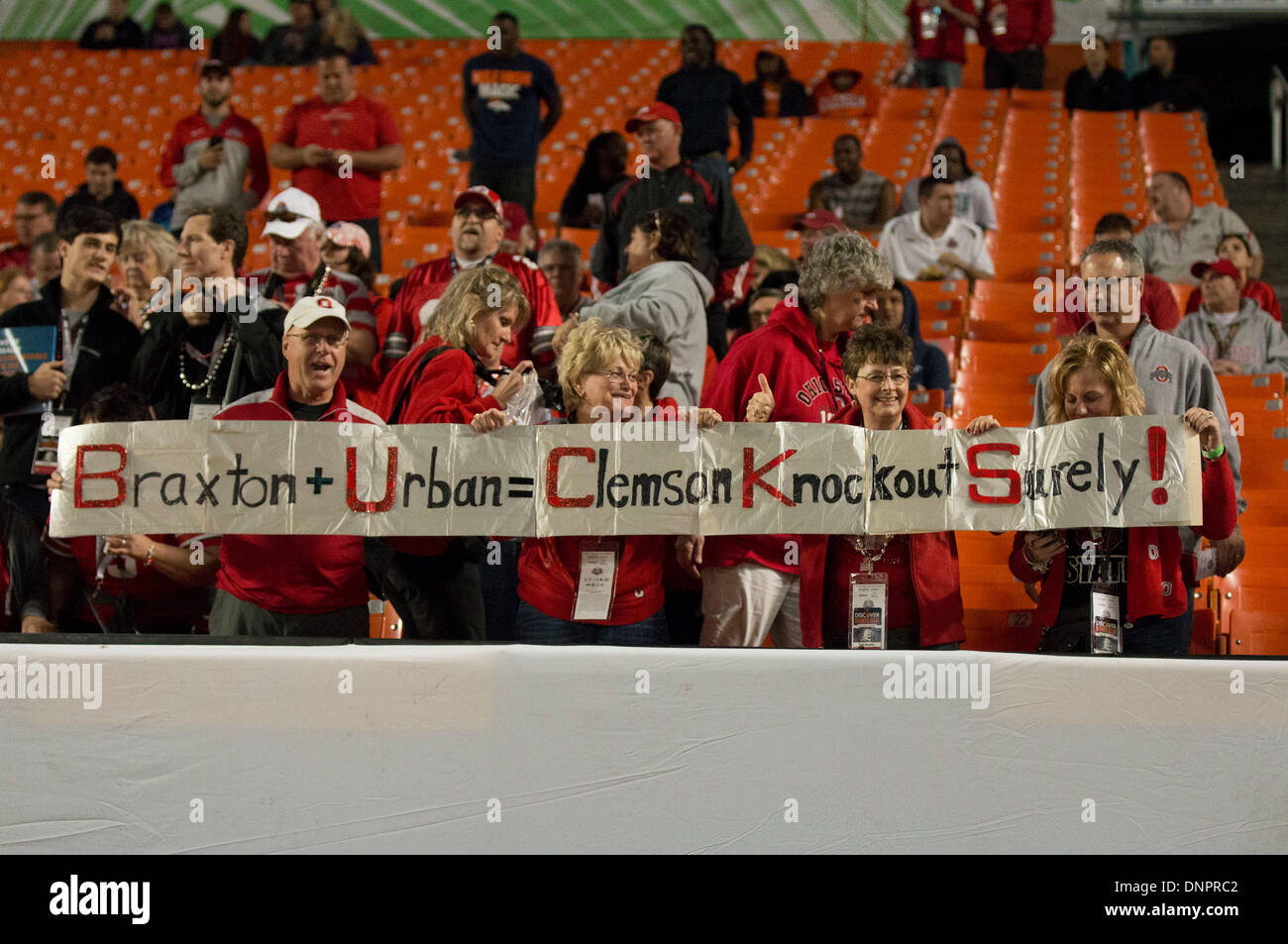 Giardini di Miami, FL, Stati Uniti d'America. 3 gennaio, 2014. Ohio State fans mostrano il loro spirito prima di scoprire Orange Bowl tra la Clemson Tigers e la Ohio State Buckeyes presso Sun Life Stadium. Credito: csm/Alamy Live News Foto Stock