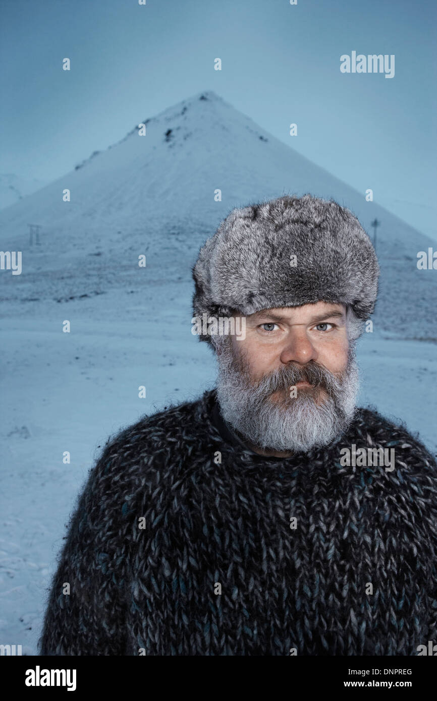 Uomo con barba grigia che indossa cappello di pelo grigio all'aperto in  inverno in Islanda Foto stock - Alamy