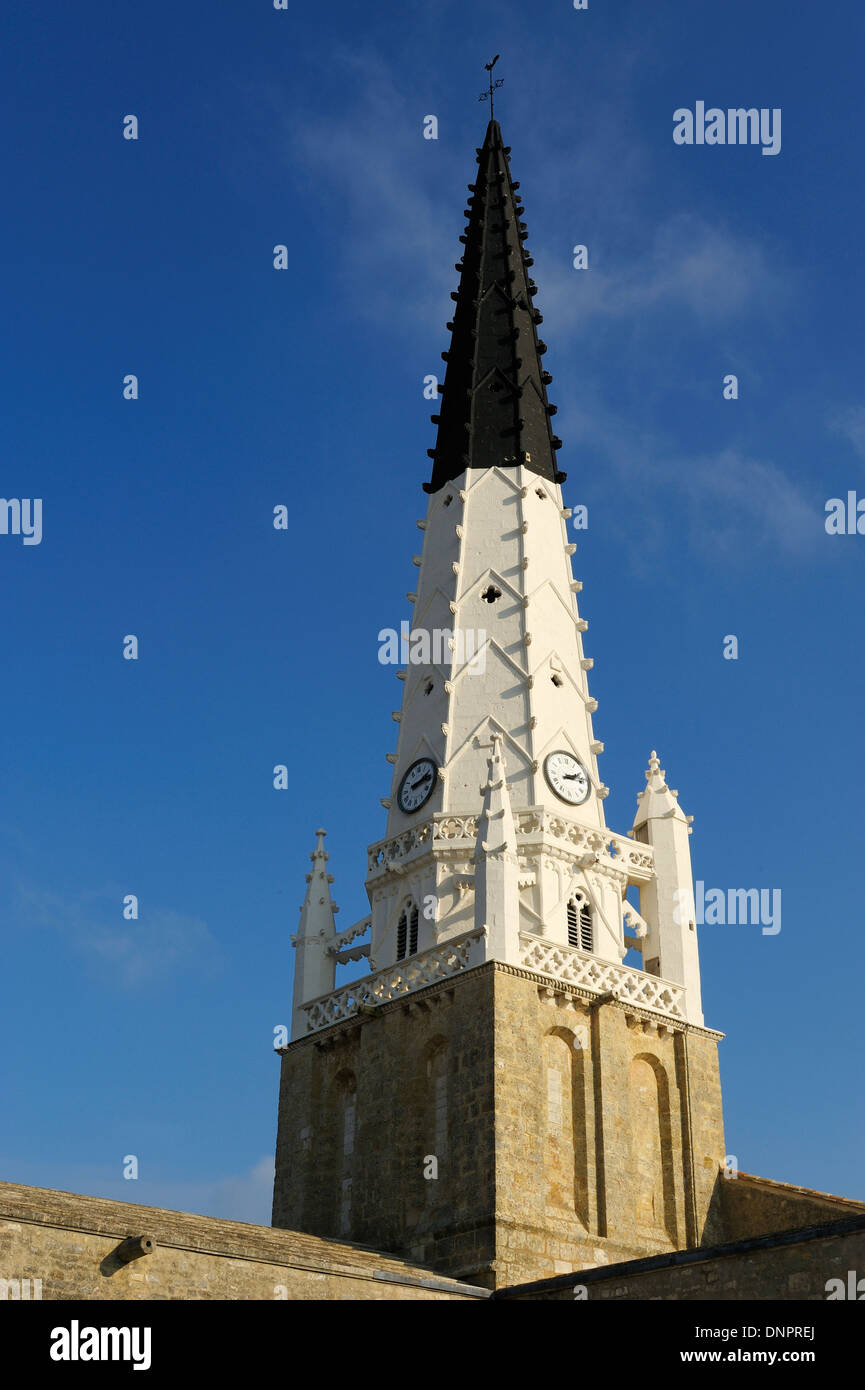 Il campanile della chiesa di Ars en Ré città in Charente-Maritime, Francia Foto Stock