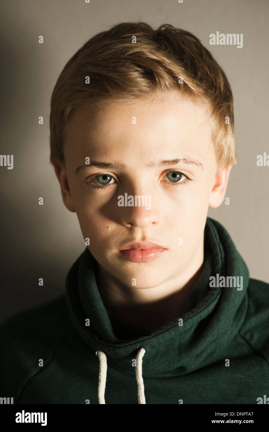 Testa e spalle ritratto del ragazzo, Studio Shot Foto Stock