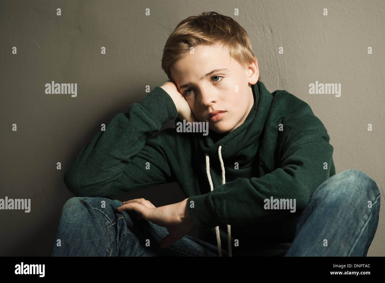 Ritratto di ragazzo appoggiata sulla mano, Studio Shot Foto Stock