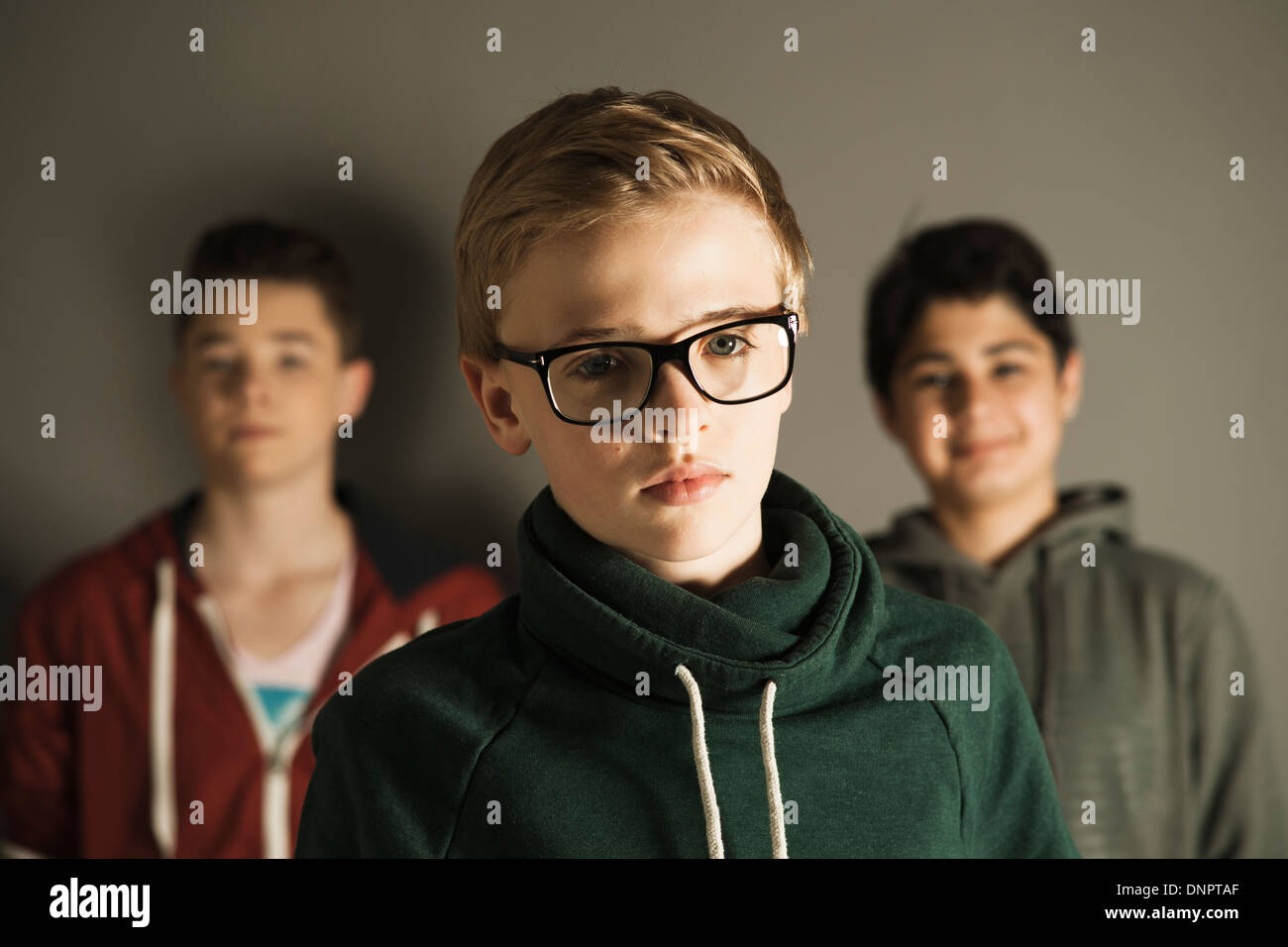 Testa e la spalla Ritratto di ragazzi adolescenti, Studio Shot Foto Stock